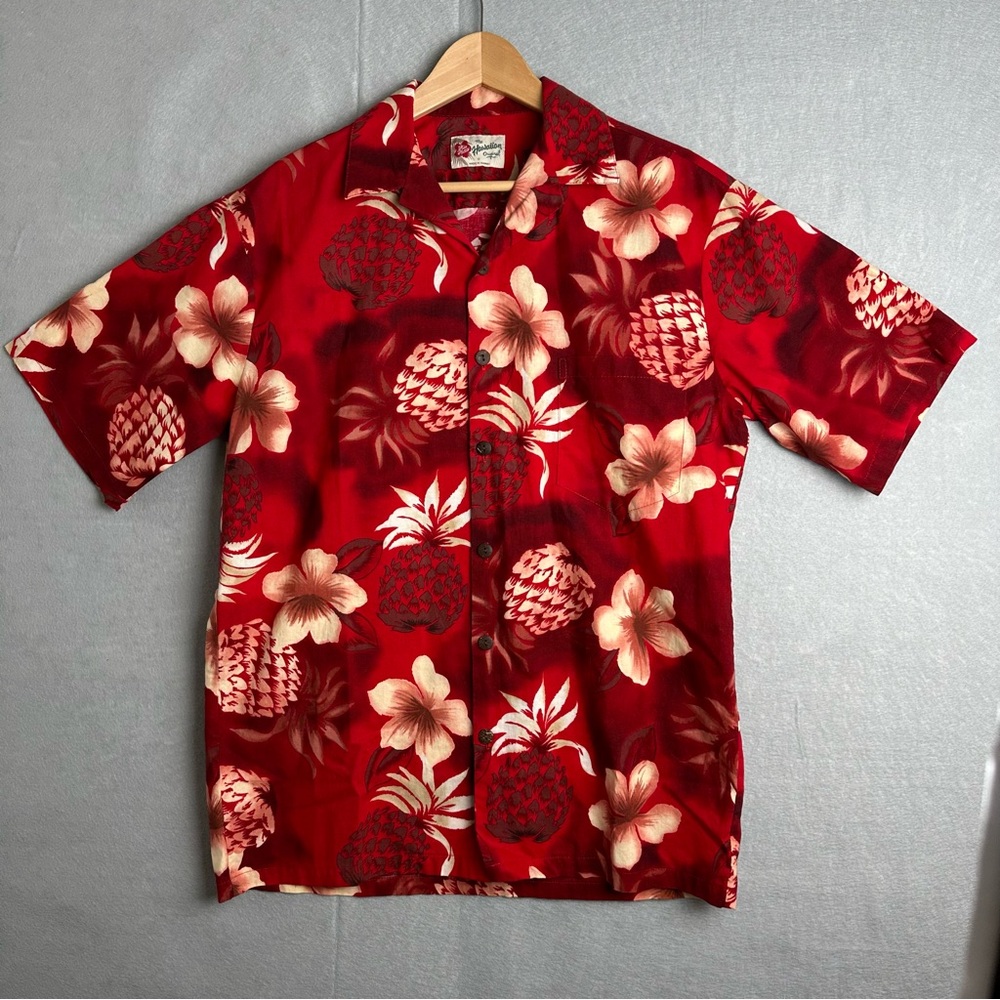 Hilo Hattie Men’s Hawaiian Shirt Medium Summer Pineapple beach flower red